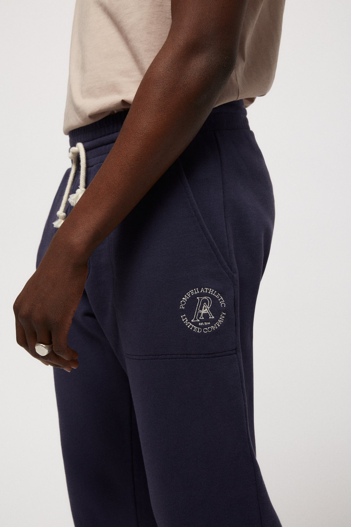 THE NAVY SWEATPANT