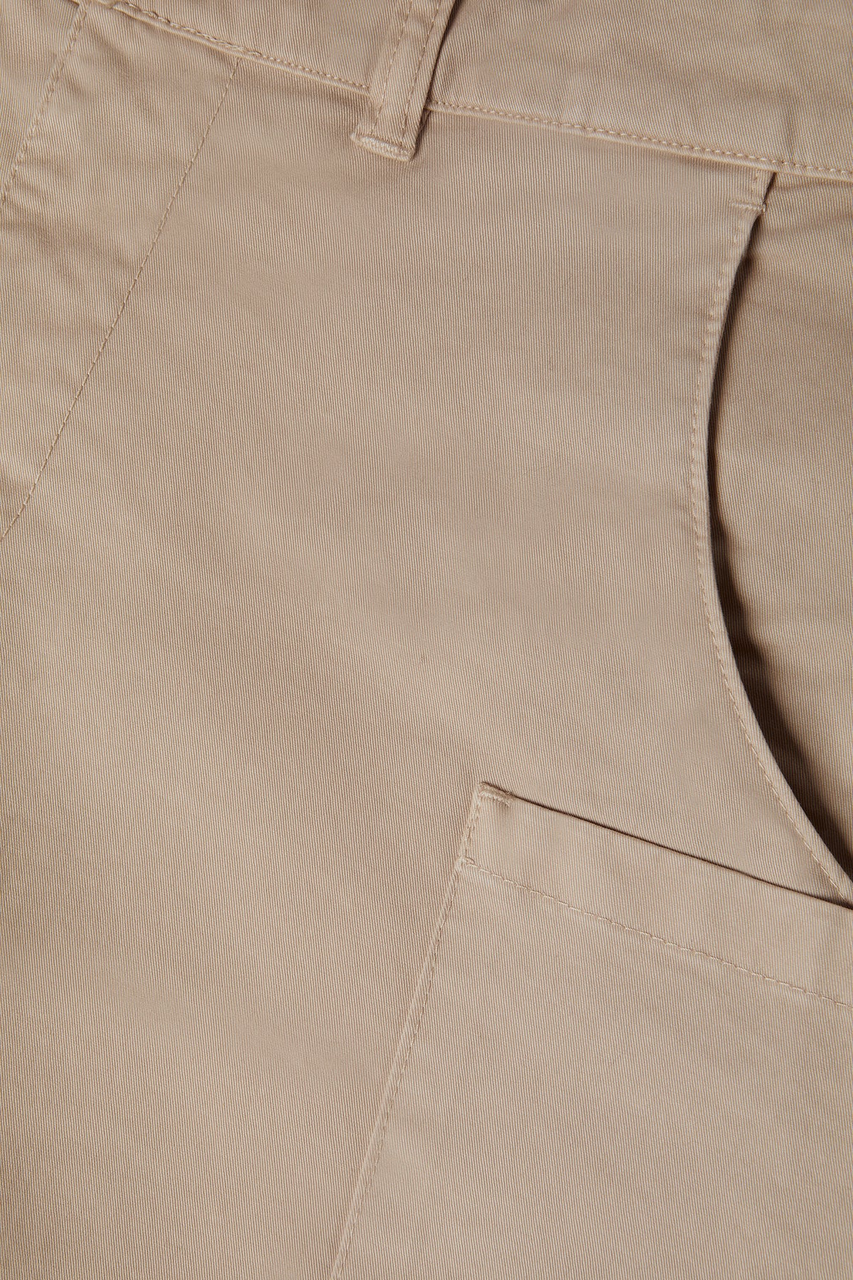 THE BEIGE CARGO SHORT